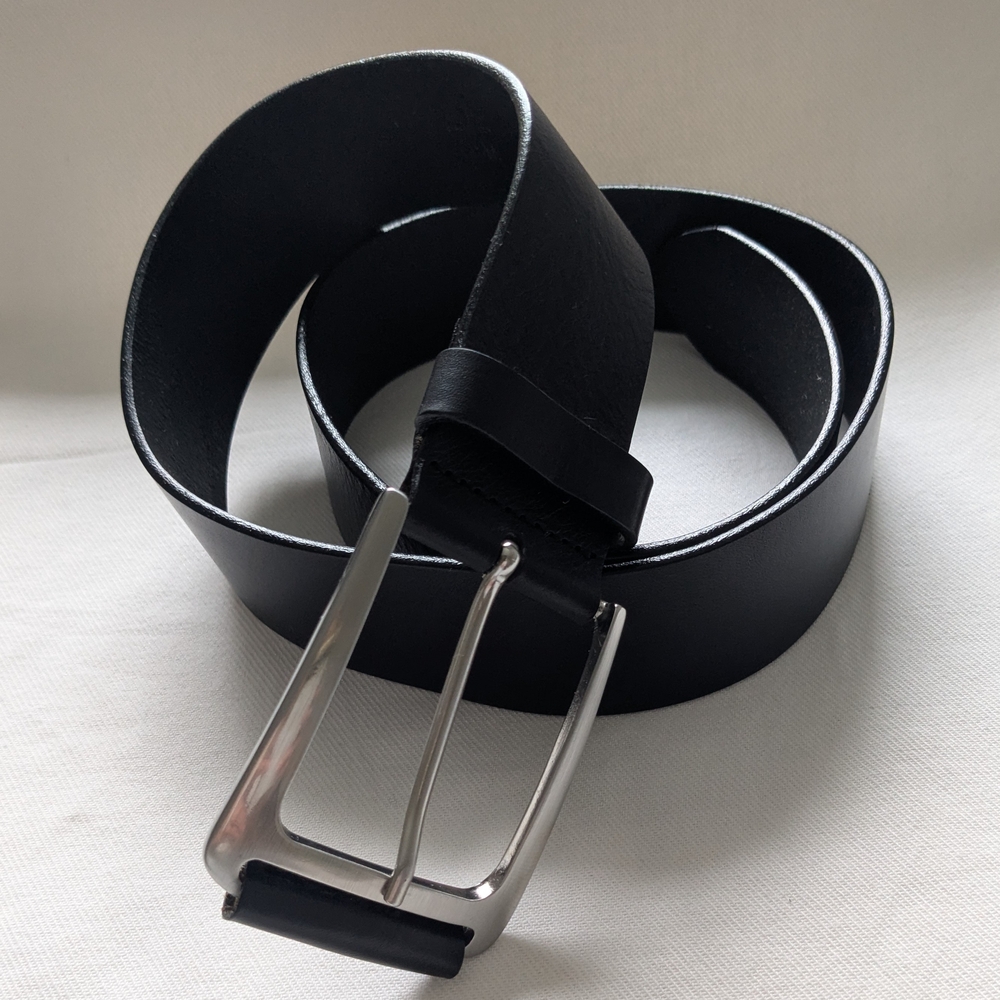 Kenneth Cole New York Large Silver Tone Buckle And Appr 1. 75" (W) Leather Belt
